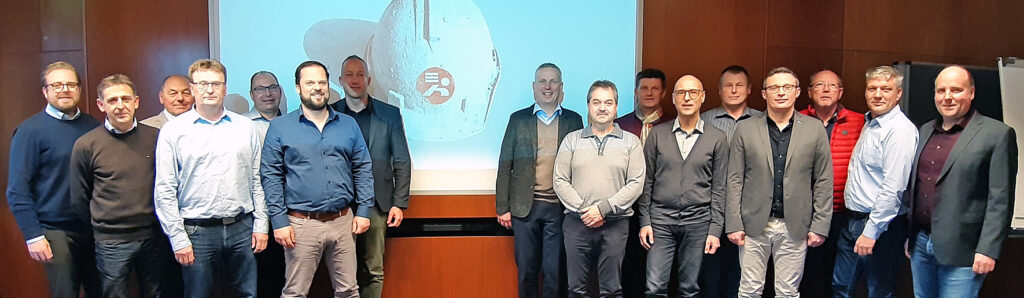 Gruppenfoto einer Führungskräfteversammlung