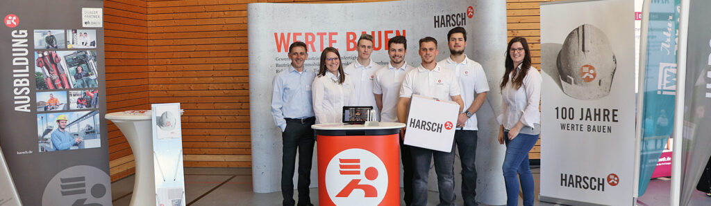 Gruppenfoto auf einer Ausbildungsmesse