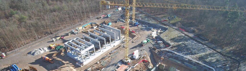 Luftaufnahme einer Baugrube mit Betonwänden