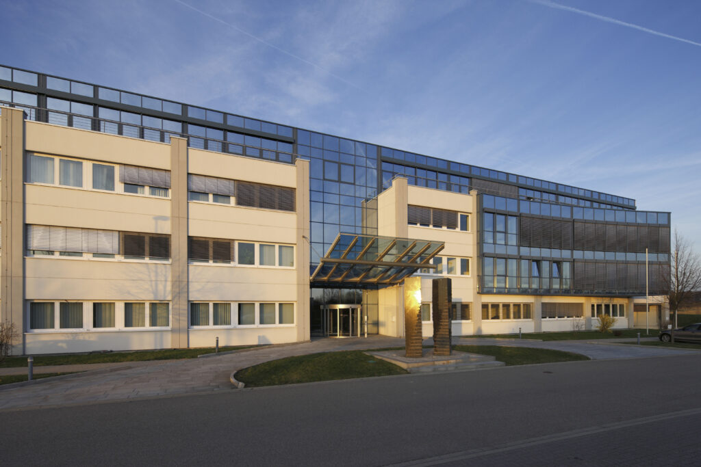 Fertiggestelltes Bürogebäude mit moderner Glasfassade