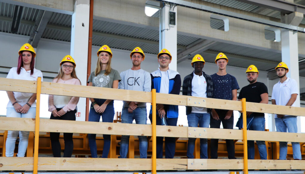 Gruppenfoto in einer Produktionshalle