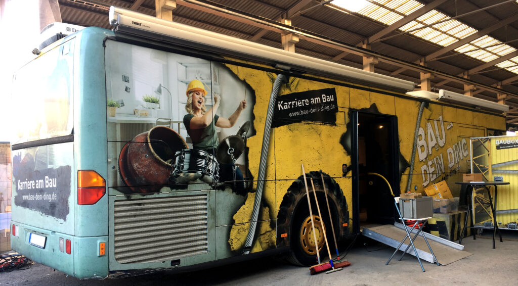 Mobiler Informationsbus „Karriere am Bau“ in einer Halle