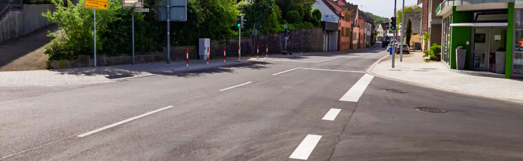 Fertiggestellte Stadtstraße mit Asphaltbelag