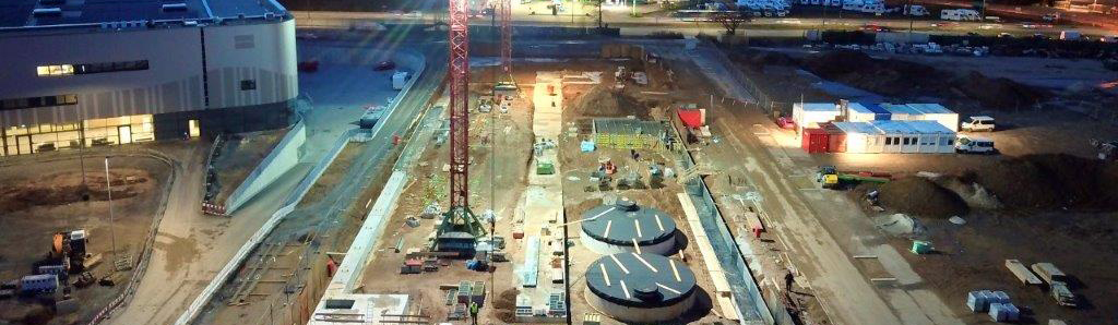 Nächtliche Luftaufnahme einer Großbaustelle