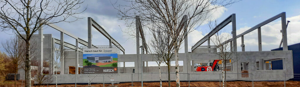 Rohbau eines Gewerbegebäudes mit Betonfertigteilen und Tragwerkskonstruktion