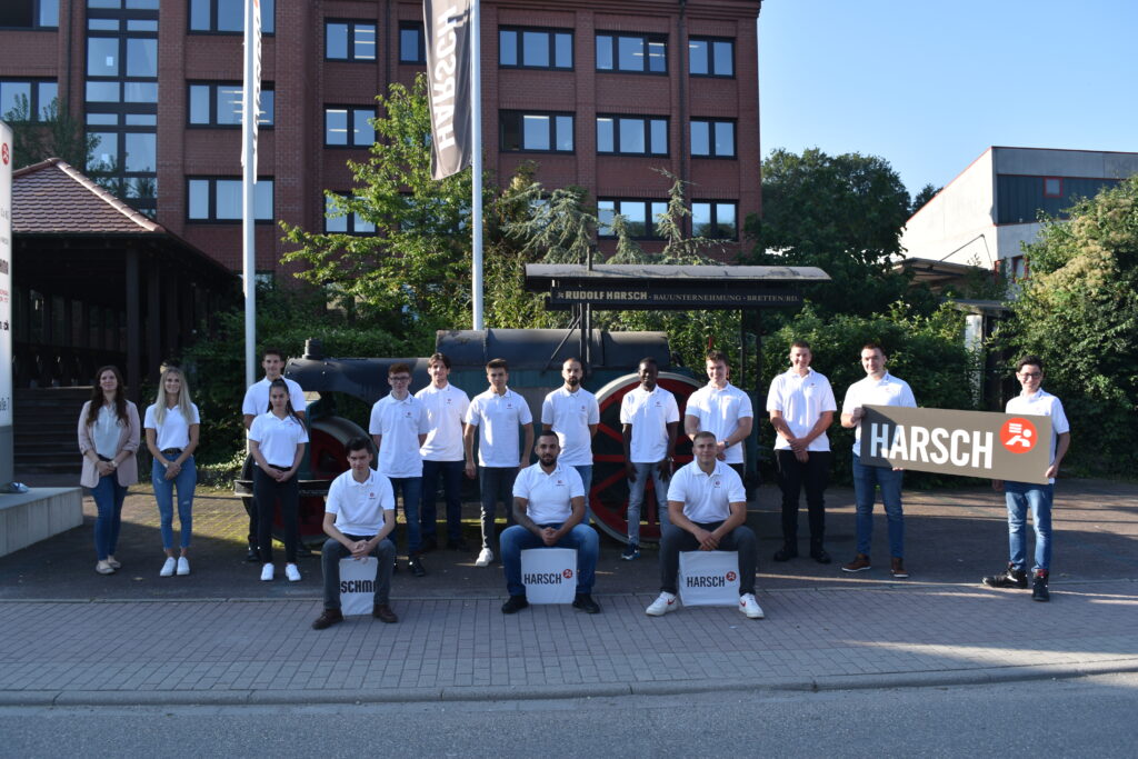 Gruppenfoto vor einem Firmengebäude beim Ausbildungsstart