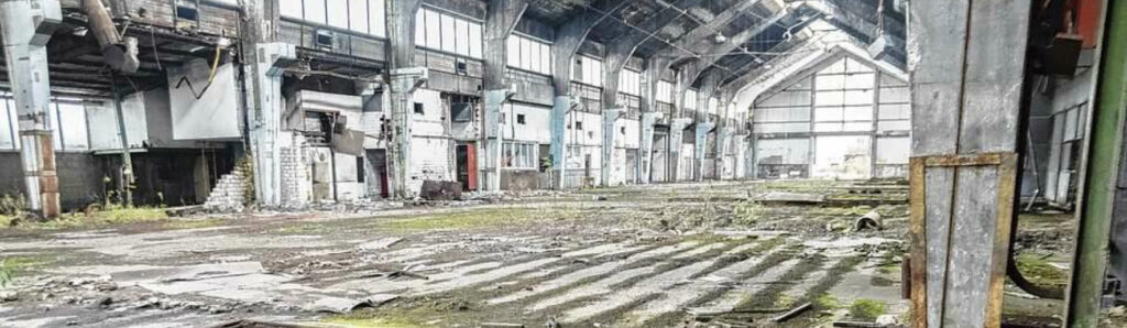Industriehalle im Abbruch‑ oder Rückbauzustand