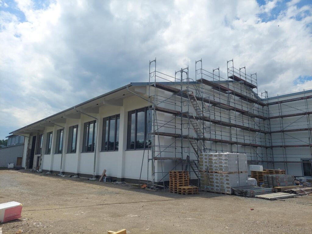 Gewerbegebäude im Bau mit Gerüst