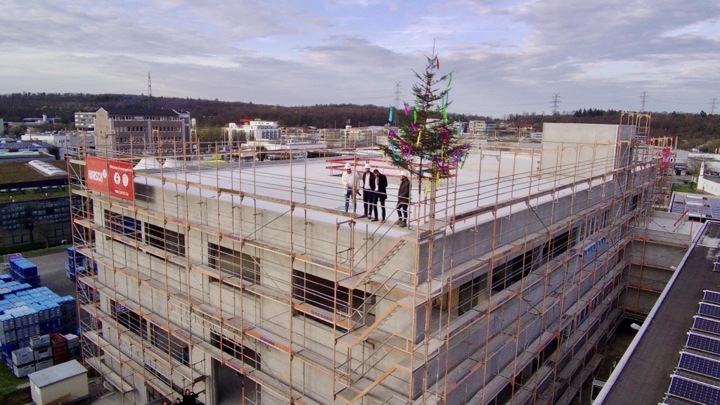 Mehrgeschossiges Gebäude im Rohbau
