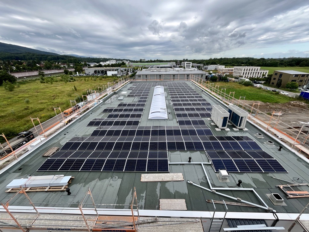 Photovoltaikanlage auf dem Dach eines Gewerbegebäudes