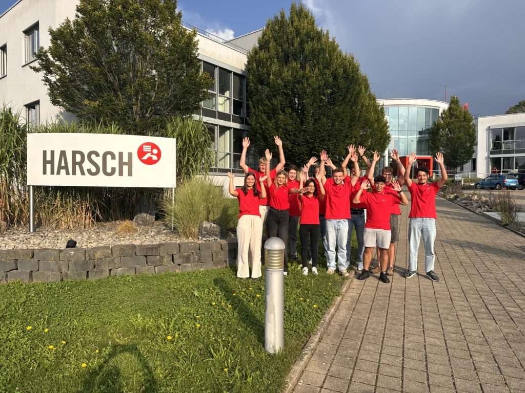 Gruppenfoto vor einem Bürogebäude