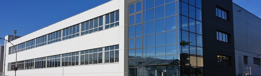 Außenansicht eines mehrgeschossigen Büro‑ oder Gewerbegebäudes