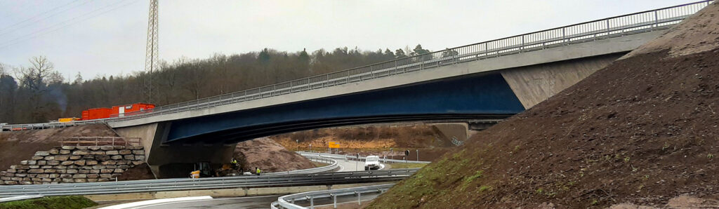 Straßenunterführung mit Betonbrücke