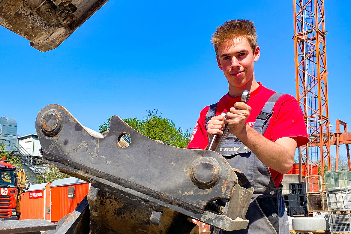 Servicearbeit an einer Baumaschine