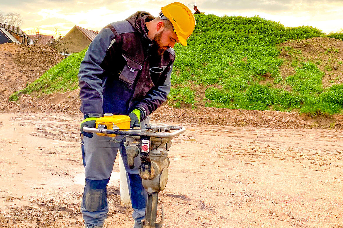 Bodenverdichtung auf einer Baustelle mit einem handgeführten Rüttelstampfer