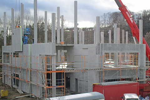 Rohbau eines Gebäudes mit Betonfertigteilwänden