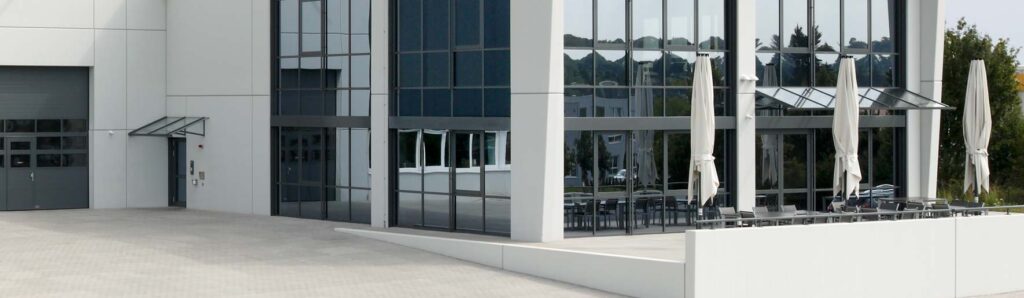 Gewerbegebäude mit Glasfassade