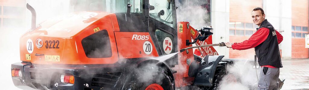 Wartungs‑ bzw. Reinigungsarbeit an einer Baumaschine