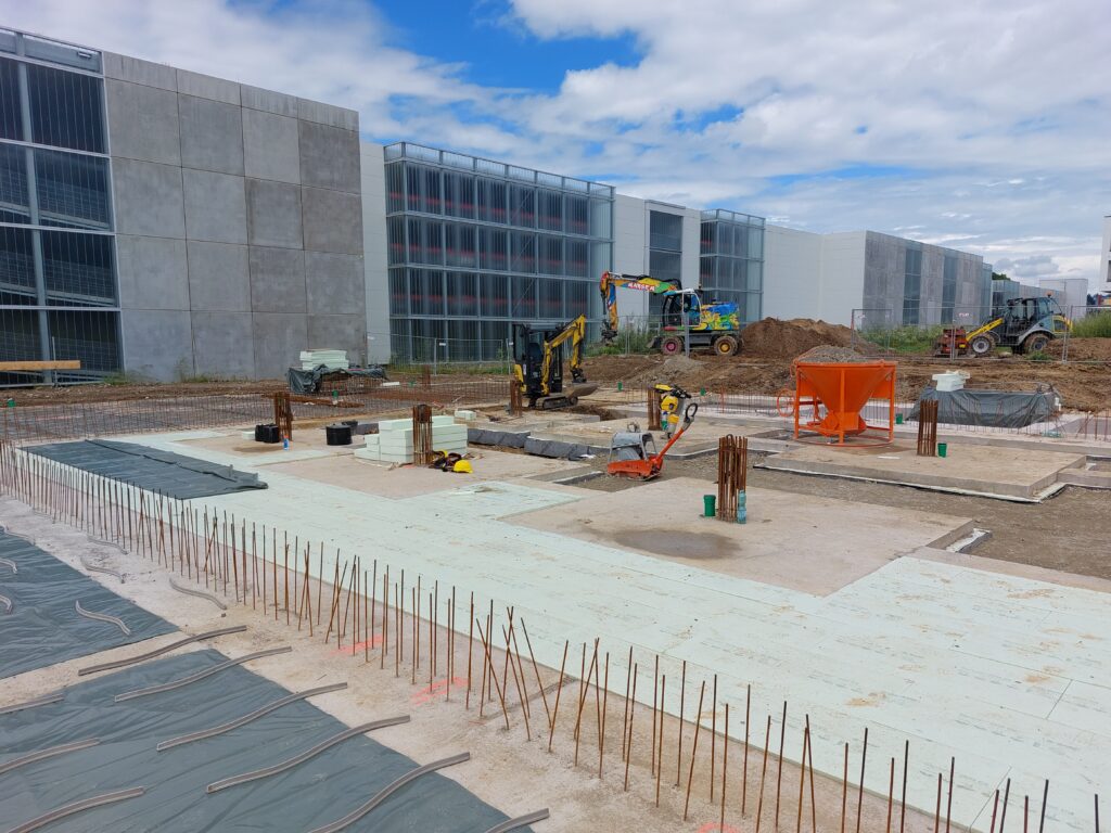 Fundamentbau und Rohbauarbeiten an einem Gewerbegebäude