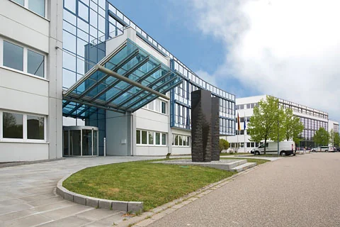 Verwaltungsgebäude mit verglastem Eingangsbereich