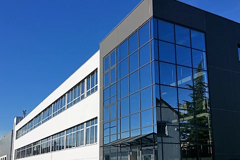 Mehrgeschossiges Büro‑ und Verwaltungsgebäude mit verglaster Eckfassade