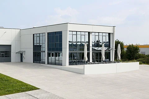 Fertiggestelltes Industriegebäude