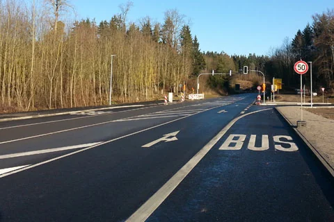 Straßenabschnitt mit Verkehrsführung und Beschilderung im Bereich von Kanalbauarbeiten.
