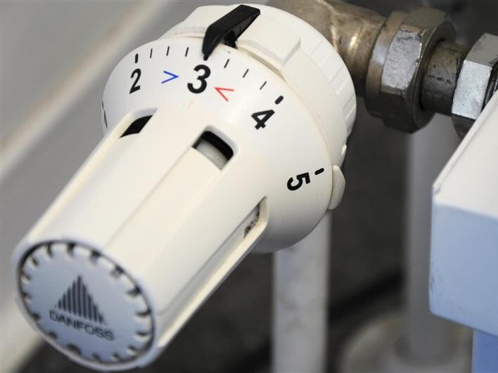 Heizkörperthermostat mit Temperatureinstellung an einem Heizkörper.