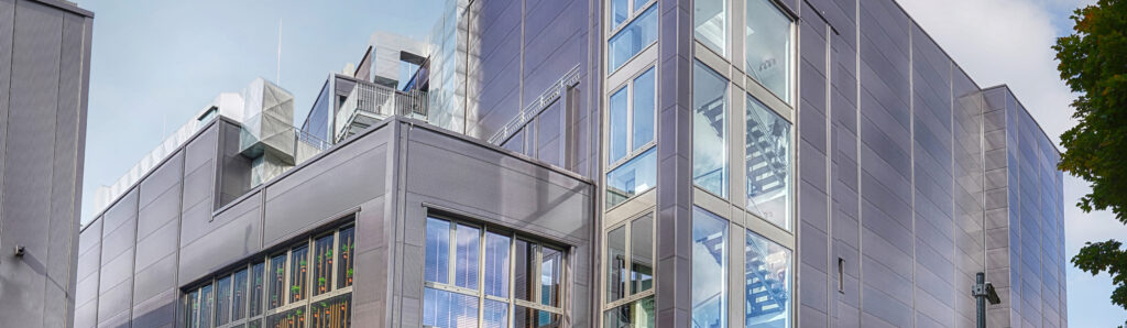 mehrgeschossigen Bürogebäudes mit Glasfassade und Metallverkleidung.
