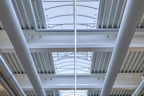 Dachkonstruktion einer Industriehalle mit Stahlträgern