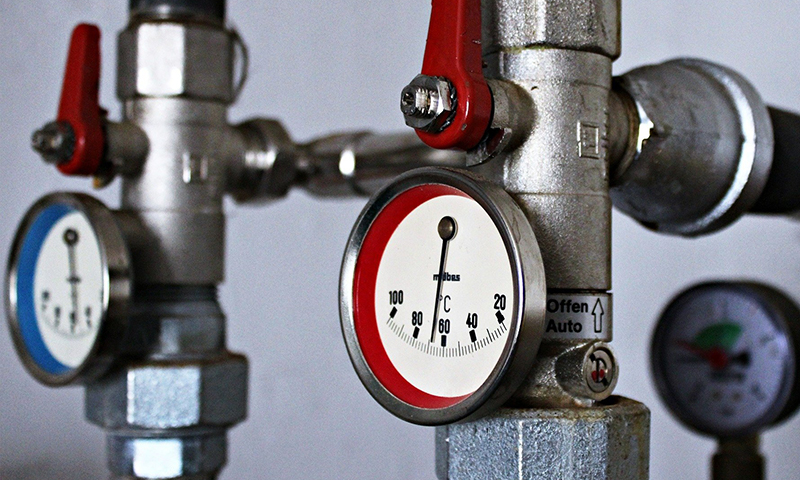 Heizungsarmatur mit Thermometer und Absperrventilen zur Temperaturregelung