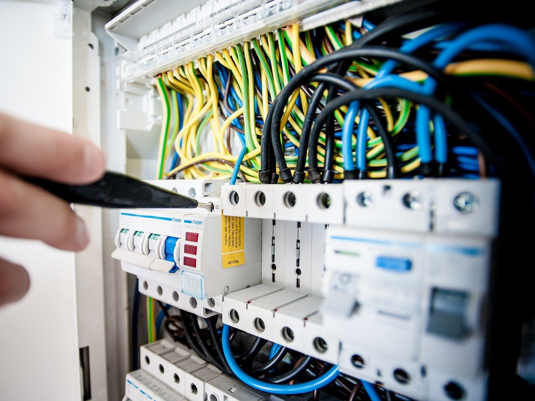 Elektroverteilung mit Sicherungsautomaten und farblich gekennzeichneter Verkabelung.