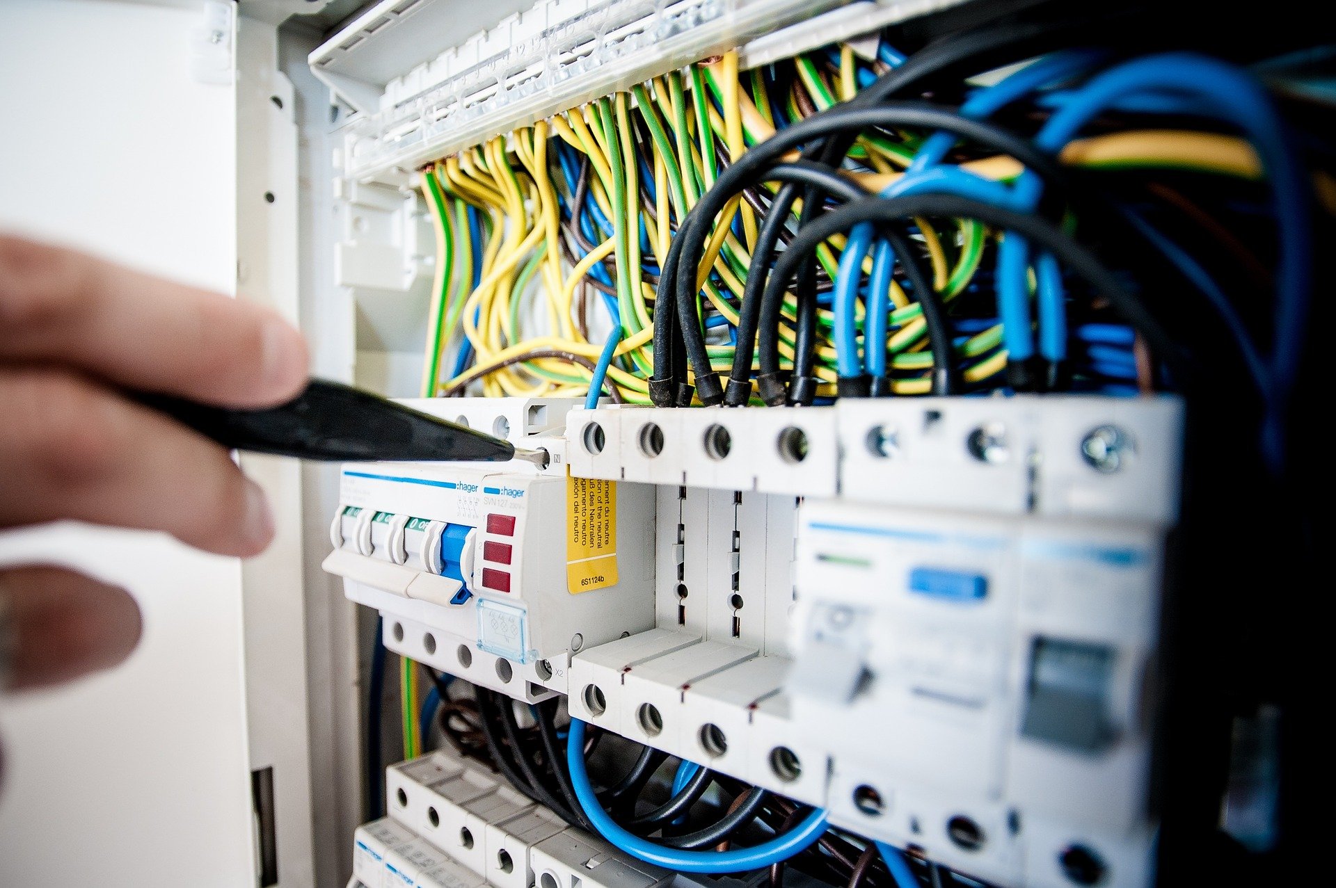 Elektroverteilung mit Sicherungsautomaten und farblich gekennzeichneter Verkabelung.