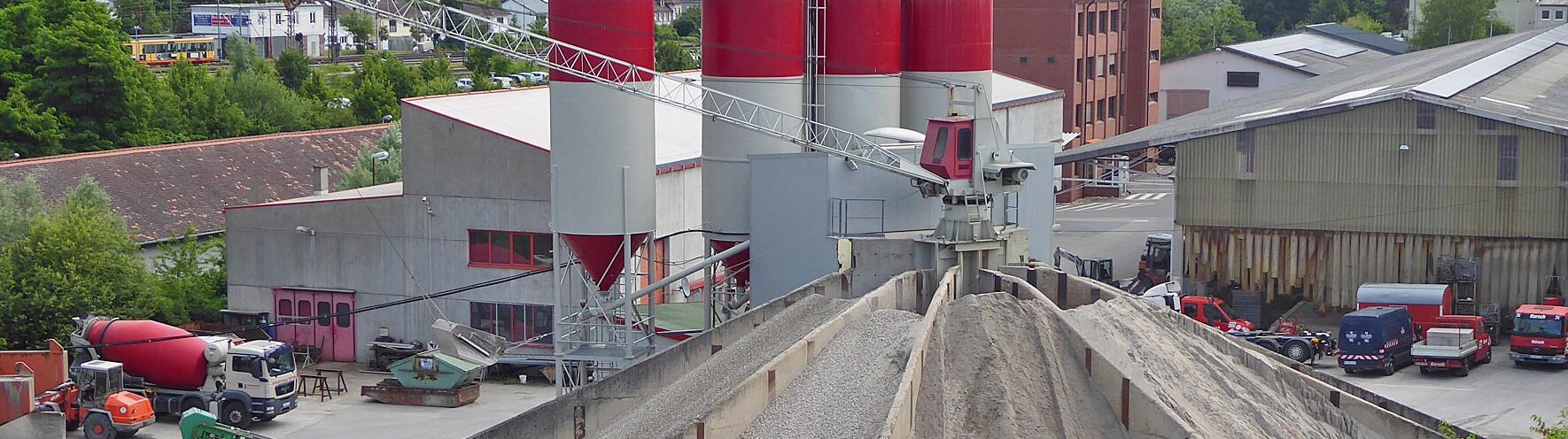 Siloanlagen und verschiedene Sand-, Kies- und Splittsorten