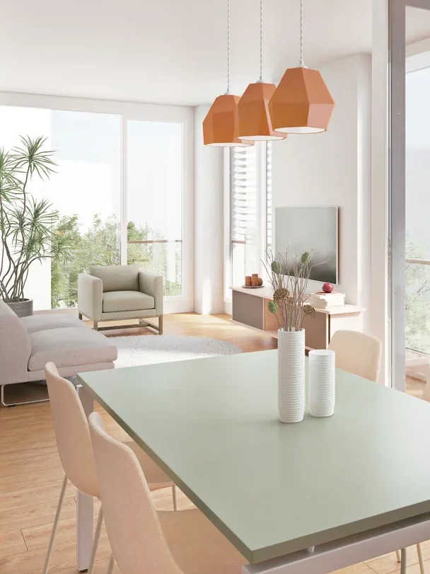 Wohn‑ und Essbereich mit Esstisch, Sitzmöbeln, Pendelleuchten und großen Fensterflächen