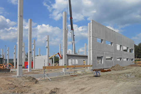 Betonfertigteile auf einer Baustelle